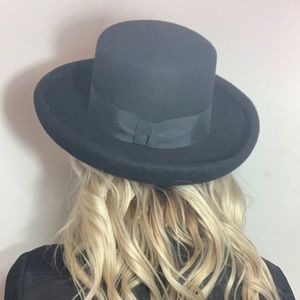 Vintage Street Smart by Betmart 100% wool brimmed hat w/ ribbon detail in black